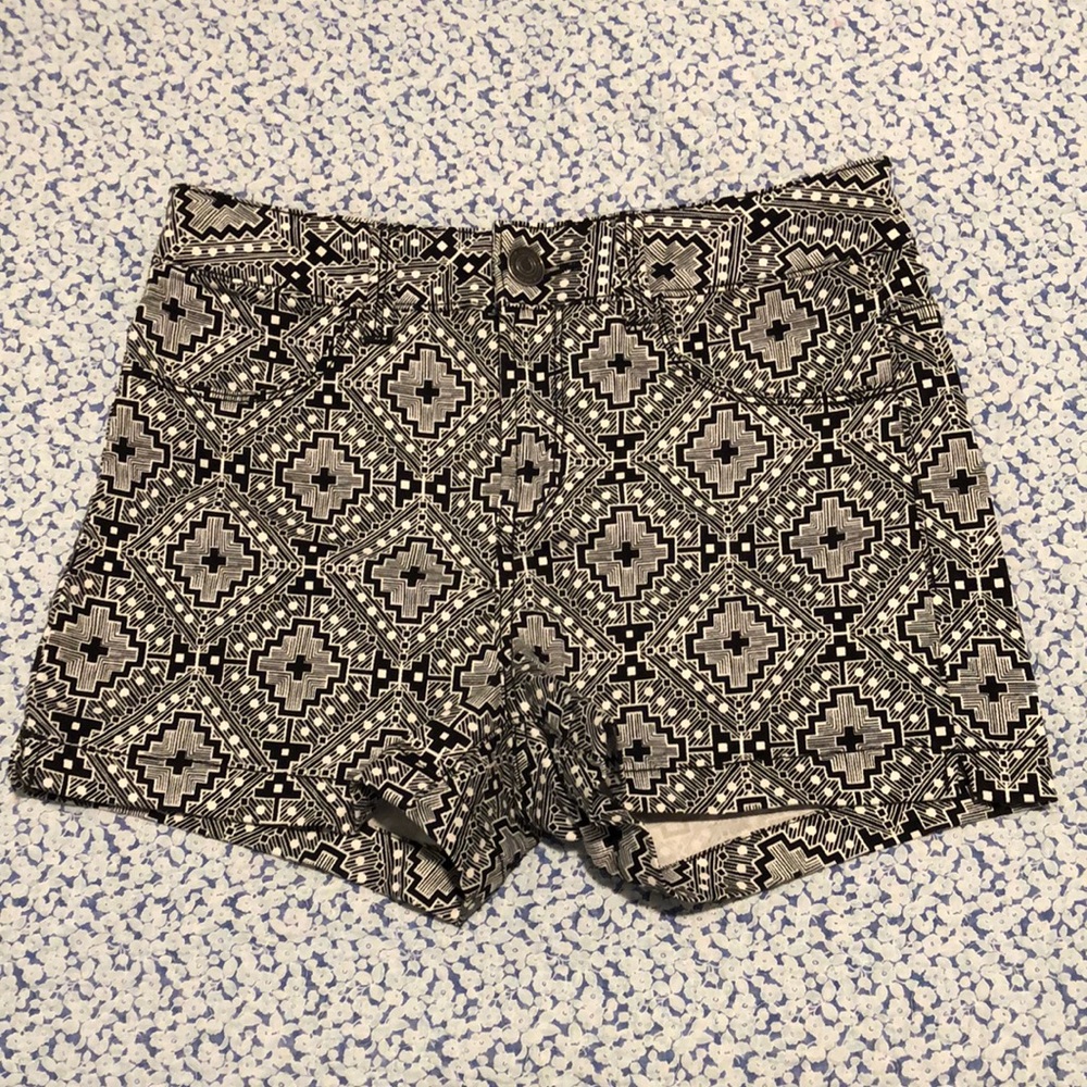 SO Black and White Patterned High-Waisted Junior’s Shorts Size: 3